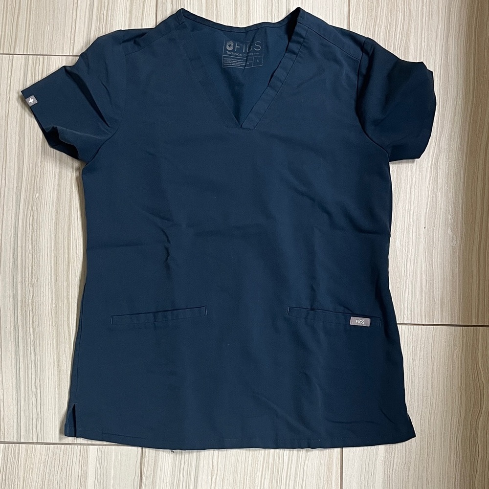 Figs scrub top